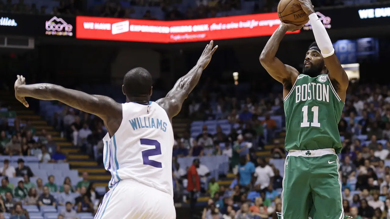 Aksi Pemain Celtics Kyrie Irving (no 11) saat melawan Hornets (AP)
