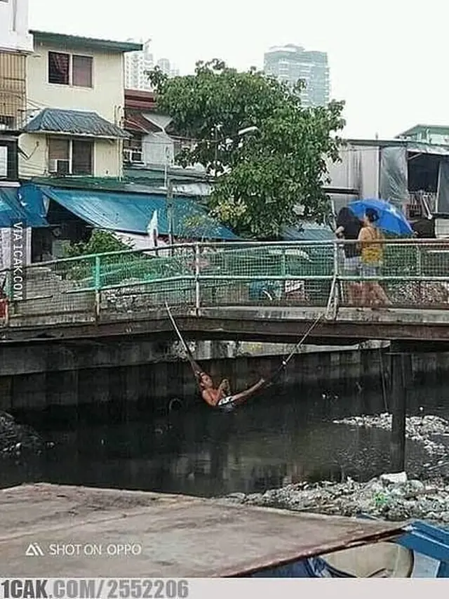 6 Tingkah Santai Orang saat Nikmati Ngabuburit Ini Bikin Ngakak