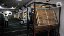 Terdapat empat buah mushaf Alquran raksasa yang terbuat dari daun lontar dan kertas kuno. (merdeka.com/Iqbal S. Nugroho)