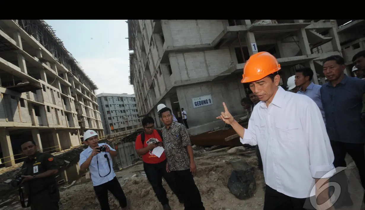 Dia ditemani oleh Kepala Dinas Perumahan dan Pertamanan DKI Jakarta, Yonathan Pasodung meninjau pembangunan yang belum 100 persen jadi ini, Jakarta Utara, Senin (4/8/2014) (Liputan6.com/Herman Zakharia)