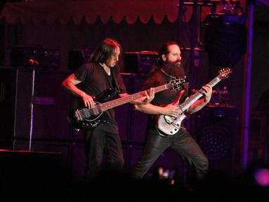 Aksi panggung gitaris dan bassis band Dream Theater, John Petrucci dan John Myung saat menghibur penonton hari kedua JogjaRockarta International Music Festival 2017 di Stadion Kridosono, Jogjakarta, Sabtu (30/9). (Liputan6.com/Herman Zakharia)