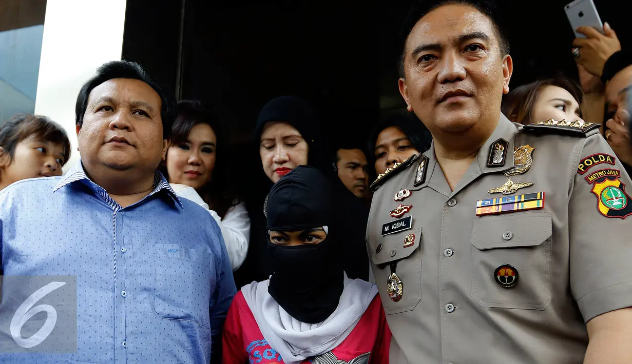 Tersangka penjualan bayi artis Ruben Onsu dan Ayu Tingting saat ditunjukan Reserse Kriminal Khusus Polda Metro Jaya, Jakarta, Jumat (11/9/2015). Tersangka perempuan lulusan SMK berinisial UW diduga bertindak sendirian. (Liputan6.com/Yoppy Renato)