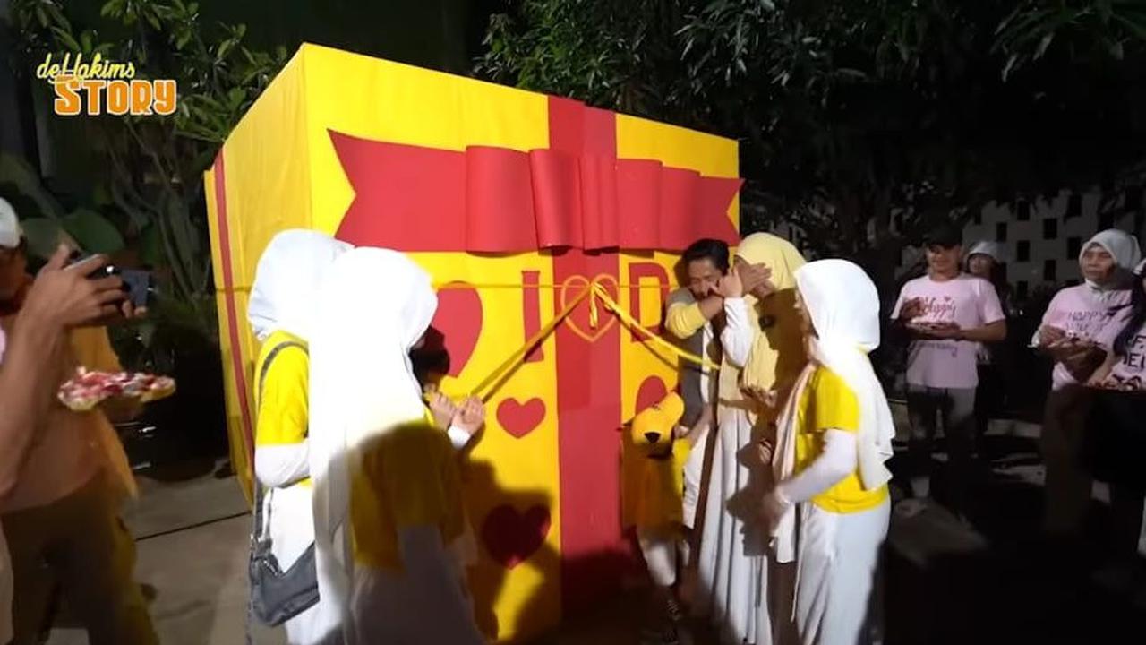 Ini dia kejutan yang telah disiapkan oleh Irfan. Yakni kotak berukuran sangat besar berwarna kuning.