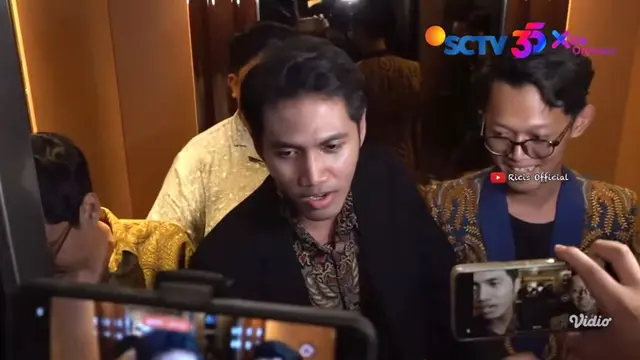 Evan, pemain saxophone dari DC Music yang tengah dijajaki Ria Ricis, hadir di pesta ulang tahun Moana dan Ricis.