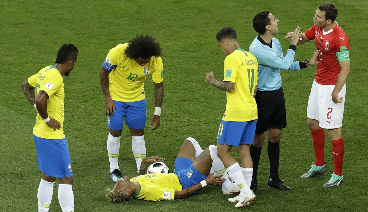 Striker Brasil, Neymar, terkapar saat pertandingan melawan Swiss pada laga Piala Dunia di Stadion Rostov, Rusia, Senin (17/6/2018). Dilanggar sebanyak 10 kali membuat Neymar masuk rekor di Piala Dunia. (AP/Andrew Medichini)