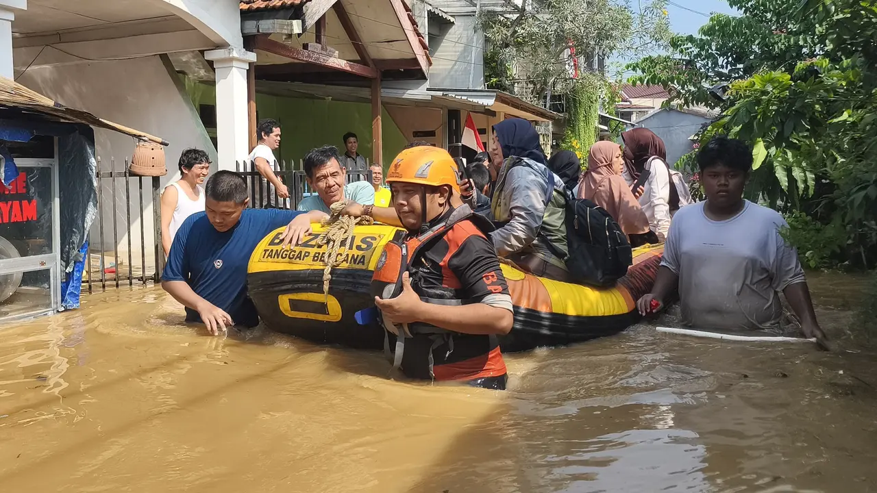 Badan Amil Zakat Nasional (BAZNAS) melalui tim BAZNAS Tanggap Bencana (BTB) bergerak cepat mengevakuasi warga terdampak banjir di Vila Pamulang, Tangerang Selatan, Banten.