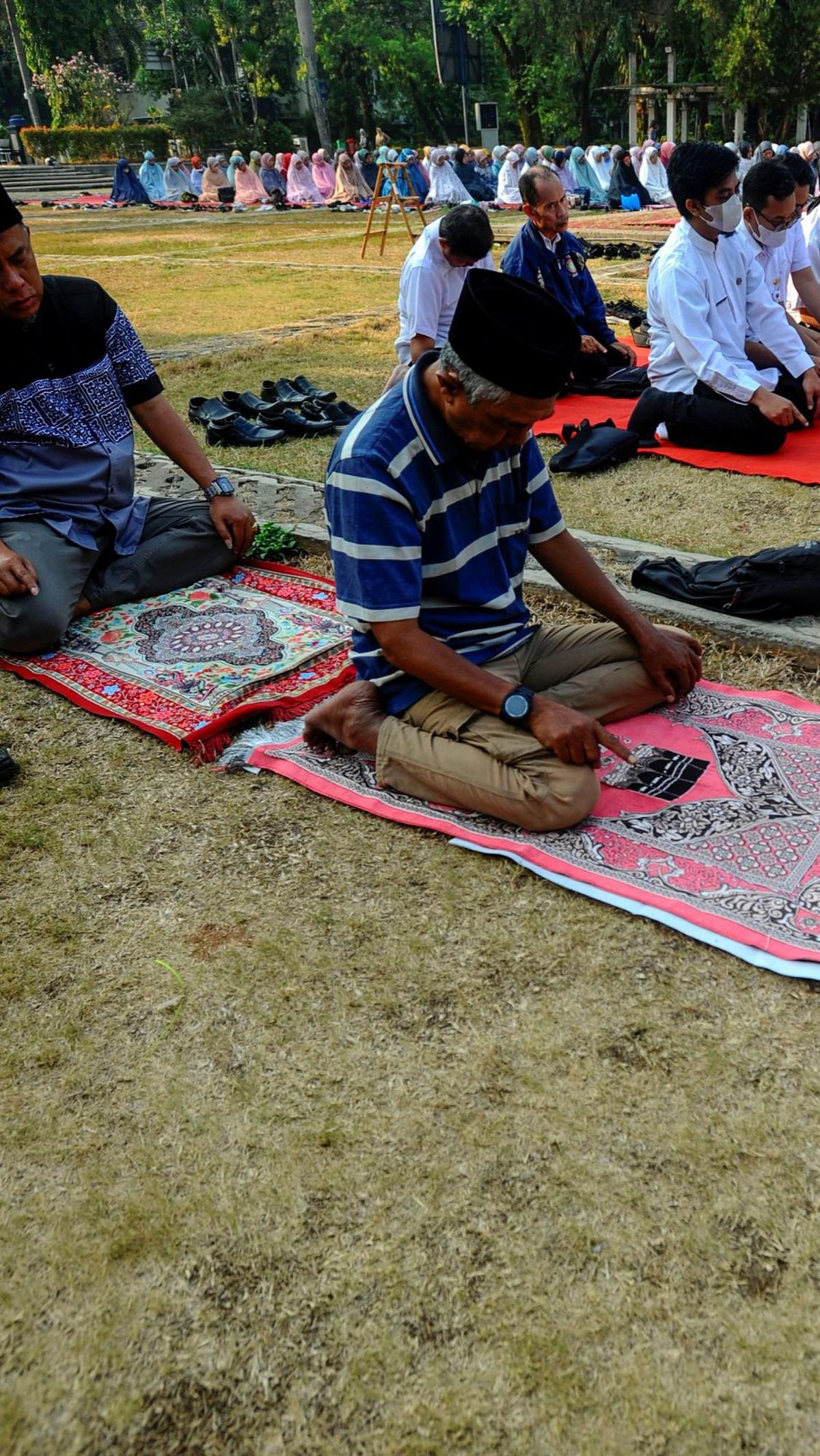 Aparatur sipil negara (ASN) saat mengikuti  salat Istisqa di halaman Balaikota Depok untuk meminta turun hujan, Rabu (4/10/2023) pagi.