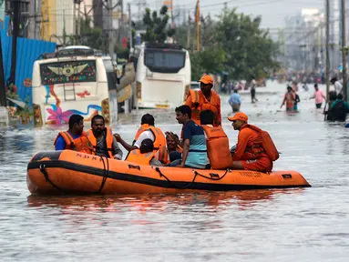Tim penyelamat National Disaster Response Force (NDRF) mengevakuasi orang-orang dari daerah banjir menyusul hujan lebat di sepanjang pantai Teluk Benggala, Chennai, India, Selasa (5/12/2023). Badai Michaung mulai melanda di sepanjang garis pantai tenggara India pada hari Selasa, membawa serta hujan lebat dan angin kencang. (AP Photo)