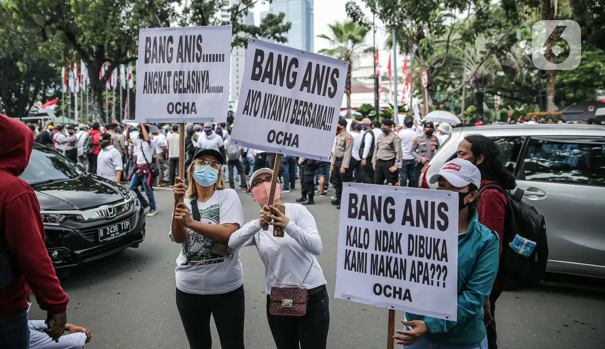 Massa yang tergabung dalam Aliansi Karyawan Hiburan dan Pengusaha Hiburan menggeruduk Balai Kota DKI Jakarta, Selasa (21/7/2020). Kedatangan mereka meminta Gubernur Anies Baswedan untuk membuka kembali tempat hiburan malam yang hingga kini ditutup akibat COVID-19. (Liputan6.com/Faizal Fanani)