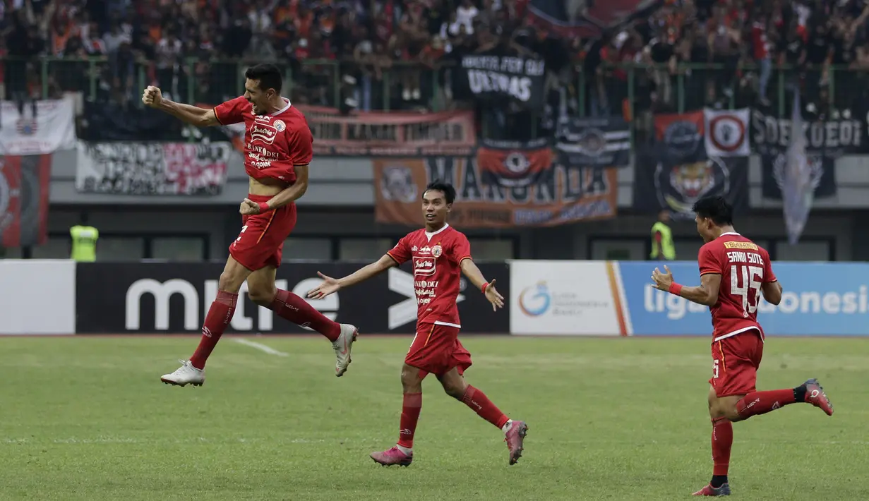 Bek Persija Jakarta, Alexandre Ruiz, merayakan gol yang dicetaknya ke gawang Tira Persikabo pada laga Shopee Liga 1 di Stadion Patriot Chandrabhaga, Bekasi, Minggu (3/11). Persija menang 2-0 atas Tira Persikabo. (Bola.com/Yoppy Renato)