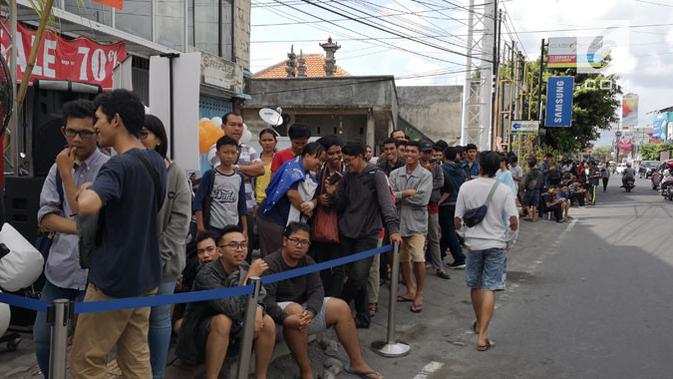 Antrean Mi fans yang antusias menunggu Mi Store di Bali resmi dibuka. Liputan6.com/ Yuslianson