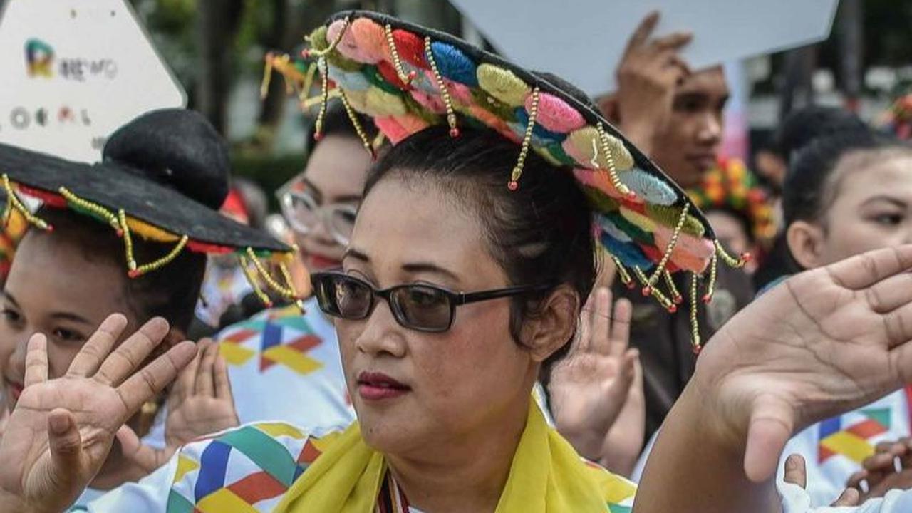 Tak lupa selain pawai batik, flasmob tarian tradisional Indonesia hingga penampilan tari juga turut dihadirkan.