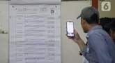 Petugas Panitia Pemungutan Suara (PPS) dan Panitia Pemilihan Kecamatan (PPK) menggelar rapat pleno untuk menyimpulkan hasil penghitungan suara dan menetapkan hasil pemilihan umum tingkat distrik di GOR Benhil, Jakarta Pusat, Jumat (16 /2/2024).  (merdeka.com/Arie Basuki)