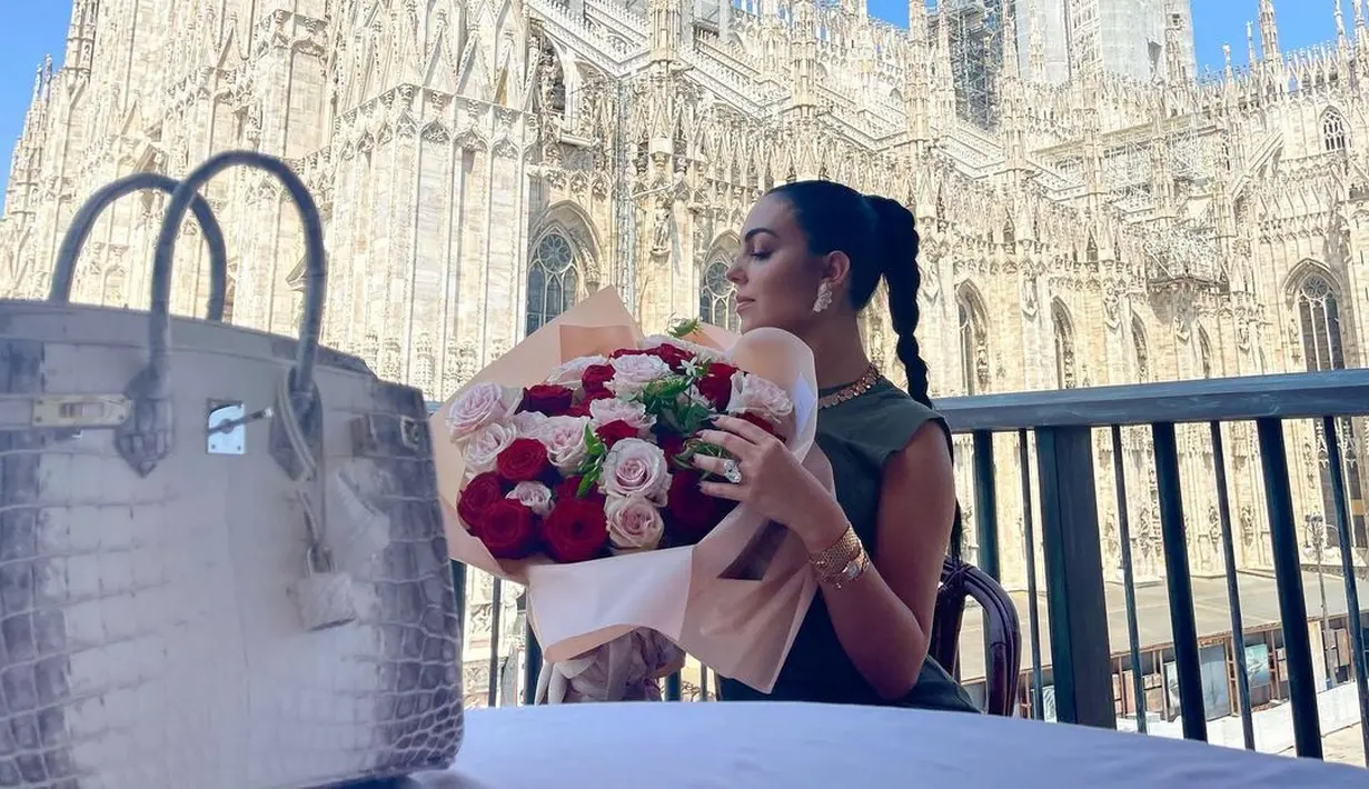 Makan siang di Milan bersama teman, Georgina tampil cantik dengan dress army. Tak ketinggalan, ia pun membawa serta Hermes Birkin Himalayan-nya [instagram/georginagio]