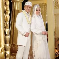 Awal kisah pasangan Ory Vitrio dan Oki Setiana Dewi berliku. Kisah cinta pasangan ini berawal dari sebuah DVD yang diberikan oleh Dude Harlino pada sahabatnya, Ory Vitrio. (dok. Pribadi)