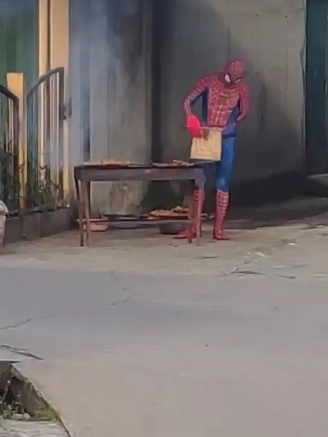 6 Potret Orang Dandan Superhero Jualan Makanan Ini Bikin Ngakak