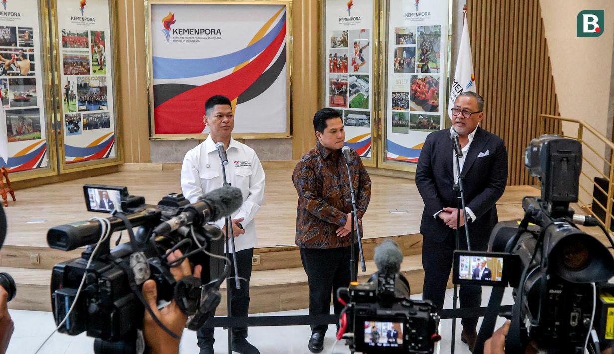 Menpora RI, Erick Thohir, Ketua Komite Olimpiade Indonesia (KOI), Raja Sapta Oktohari, dan Duta Besar Indonesia untuk Malaysia, Mohammad Iman Hascarya Kusumo memberikan keterangan setelah melakukan pertemuan membahas SEA Games 2027 di Kantor Kemenpora RI, Senayan, Jakarta Pusat, Jumat (20/02/2026). (Bola.com/Nur Iman Ali)