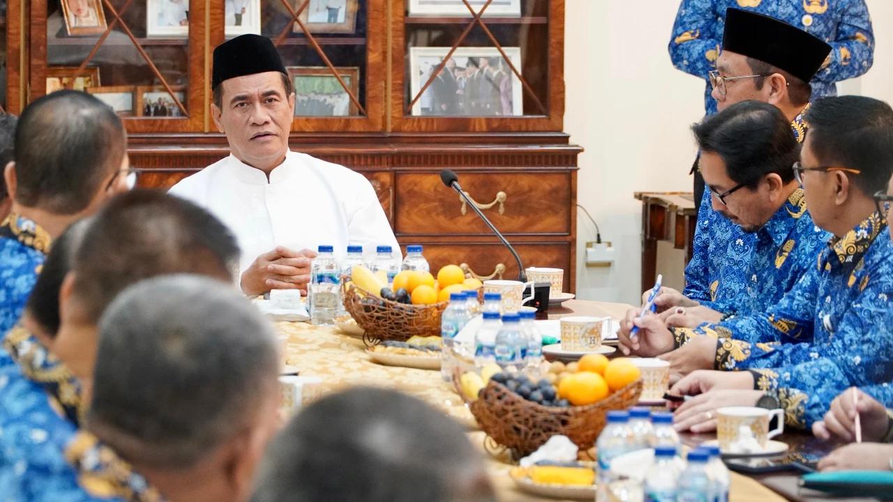 Sejak Pukul 6 Pagi, Mentan Amran Pimpin Rapat Penyaluran Bantuan Pangan untuk Bencana Aceh, Sumut, dan Sumbar