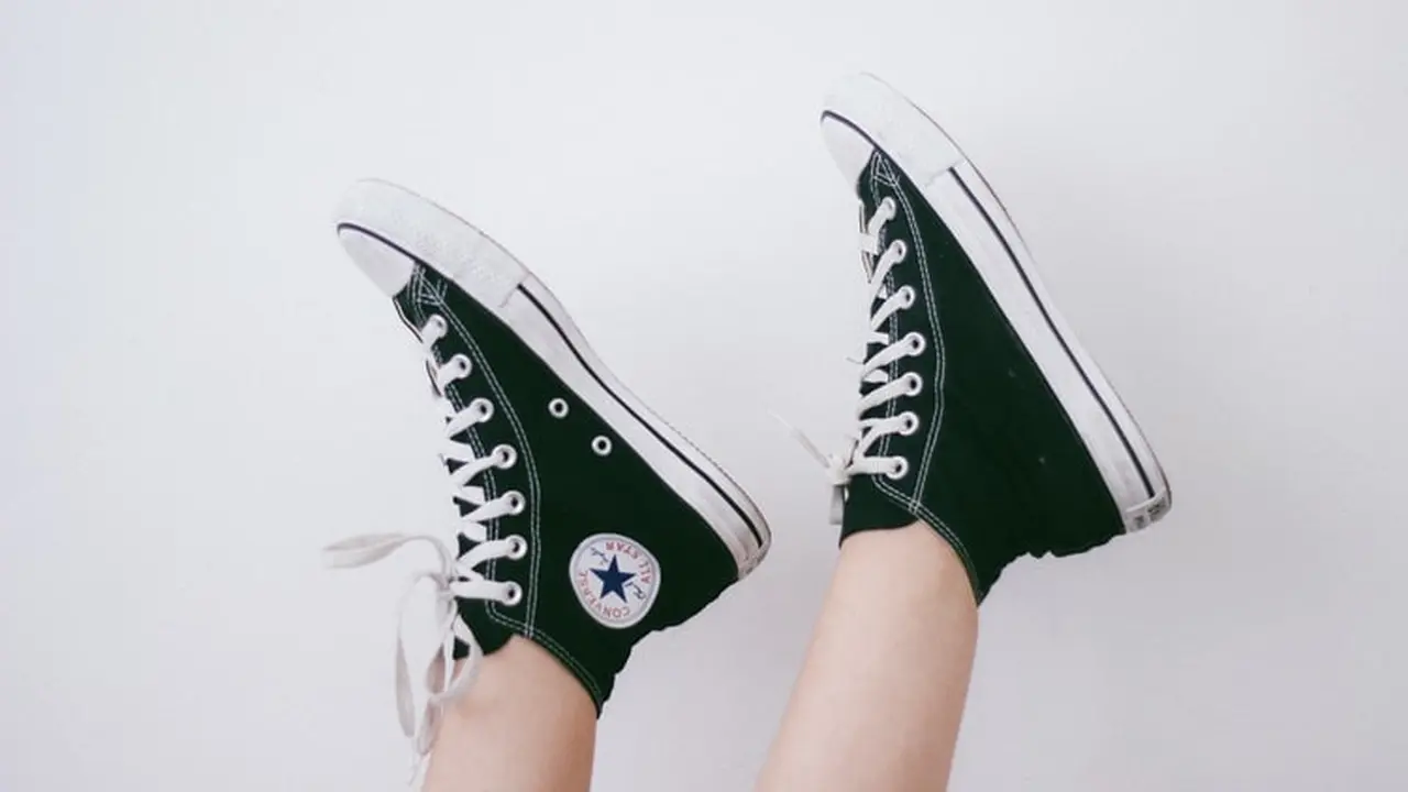 Sepatu Kets Converse. Foto: Unsplash/Camila Damásio
