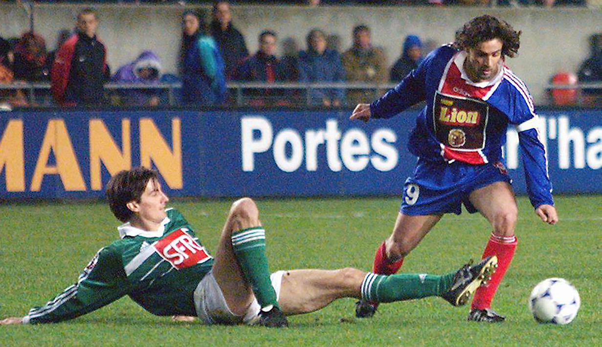 Marco Simone. Eks striker yang kini berusia 52 tahun dan membesut tim Ligue 2, Chateauroux ini selama 2 musim memperkuat PSG yaitu musim 1997/1998 dan 1998/1999. Total ia tampil dalam 78 laga dengan mencetak 32 gol. Ia pensiun sebagai pemain pada 2005. (Foto: AFP/Pascal Pavani)