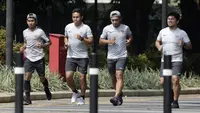 Pelatih Timnas Indonesia, Bima Sakti, bersama staf pelatihnya jogging menuju penginapan usai latihan di Stadion Madya Senayan, Jakarta, Rabu (21/11). Kebiasaan ini sering dilakukan sejak era Luis Milla. (Bola.com/M. Iqbal Ichsan)