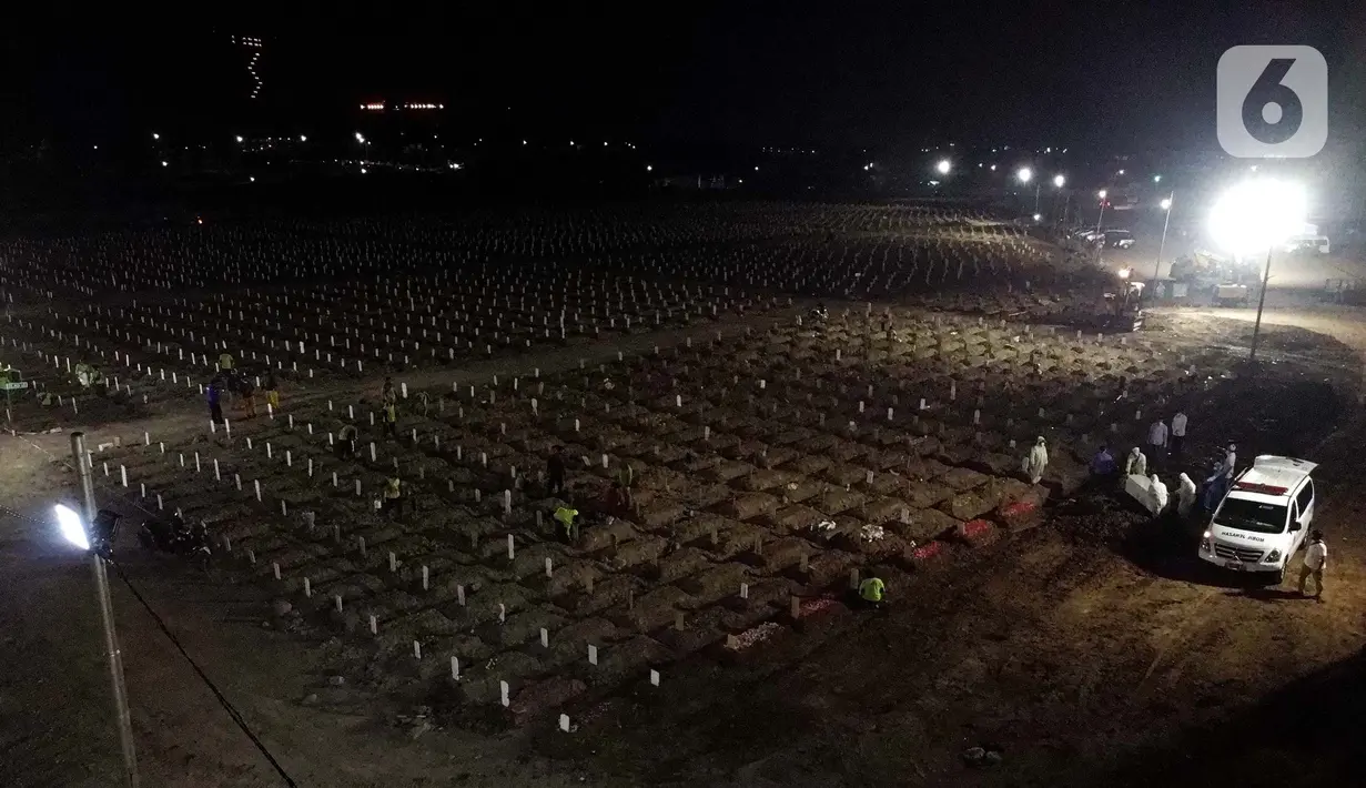 Foto udara memperlihatkan aktivitas pemakaman jenazah dengan protokol COVID-19 di TPU Rorotan, Cilincing, Jakarta, Sabtu (31/7/2021). Sejak awal pandemi hingga Sabtu (31/7) tercatat sudah 12.135 orang di Jakarta meninggal dunia akibat terpapar virus COVID-19. (Liputan6.com/Helmi Fithriansyah)