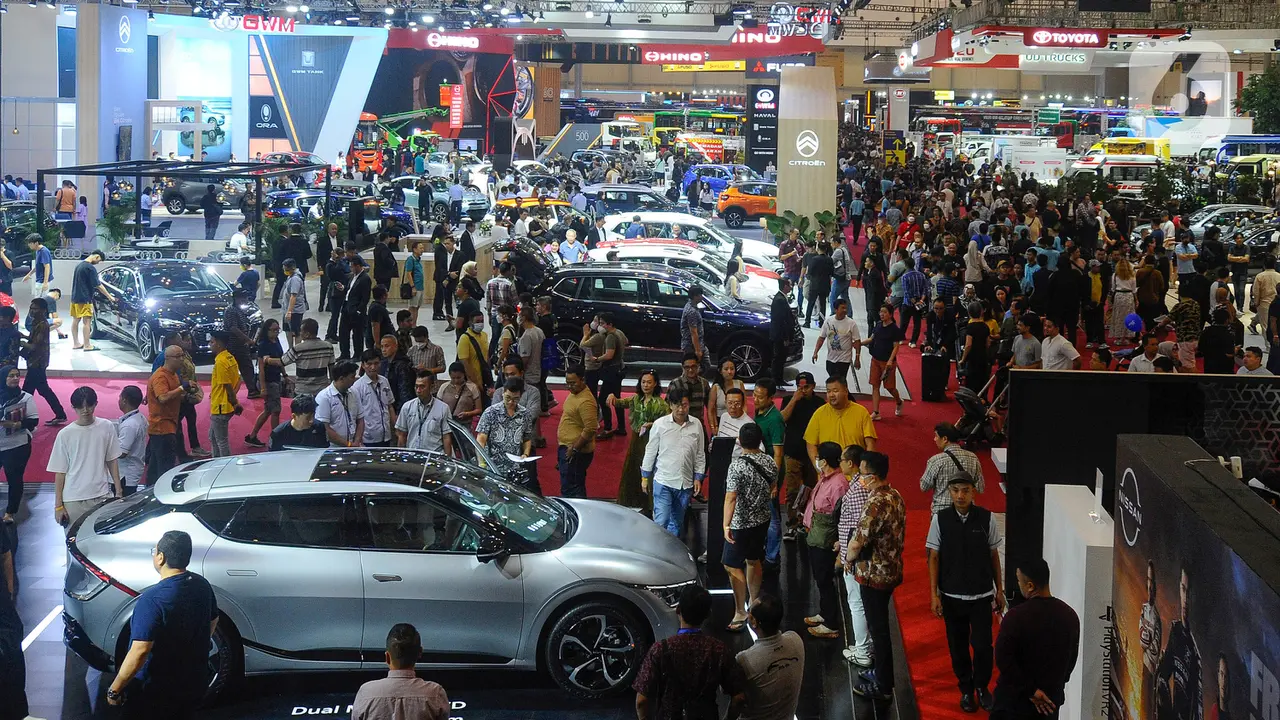 Pengunjung Padati Pameran Otomotif GIIAS 2023
