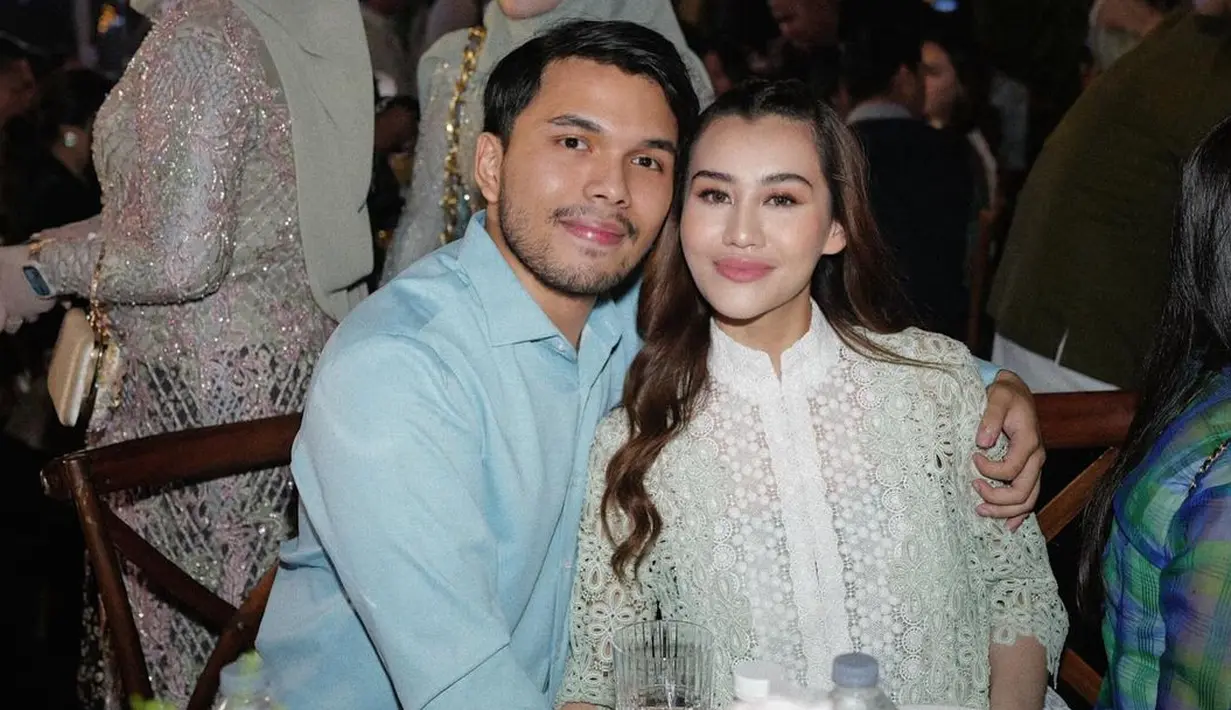 <p>Seperti salah satunya Aaliyah Massaid yang mengenakan lace dress warna hijau mint. Penampilannya dilengkapi dengan tatanan rambut panjang bergelombang. [@aaliyah.massaid].</p>