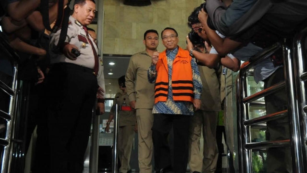 Keluar dari KPK, Jero Wacik tebar senyuman usai diperiksa