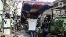 Warga membawa kasur sisa kebakaran di permukiman padat Kelurahan Bali Mester, Jatinegara, Jakarta, Selasa (8/9/2020). Kebakaran di permukiman padat itu melalap 11 rumah tinggal warga serta satu unit bengkel dan mengakibatkan 60 orang mengungsi. (Liputan6.com/Johan Tallo)