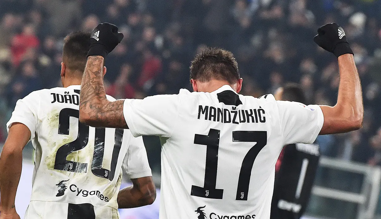 Striker Juventus, Mario Mandzukic, melakukan selebrasi usai mencetak gol ke gawang Inter Milan pada laga Serie A di Stadion Allianz, Turin, Jumat (7/12). Juventus menang 1-0 atas Inter Milan. (AP/Andrea Di Marco)