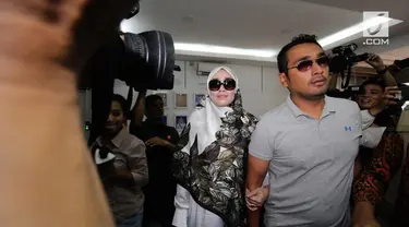 Tersangka kasus pornografi berupa chat seks Firza Husein memenuhi panggilan penyidik Ditreskrimsus Polda Metro Jaya. Firza diperiksa sebagai saksi untuk Rizieq Shihab