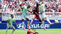 Bek Swiss, Manuel Akanji, berduel udara dengan pemain Qatar pada lanjutan Piala Dunia 2026. (Fran Santiago / AFP)