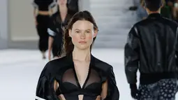 Model Victoria's Secret, Behati Prinsloo berjalan di atas catwalk pada fashion show Alexander Wang di New York, 3 Juni 2018. Behati tampil mengenakan atasan sheer dengan aksen cutout dan celana baggy sebagai paduannya. (AFP PHOTO/ANGELA WEISS)