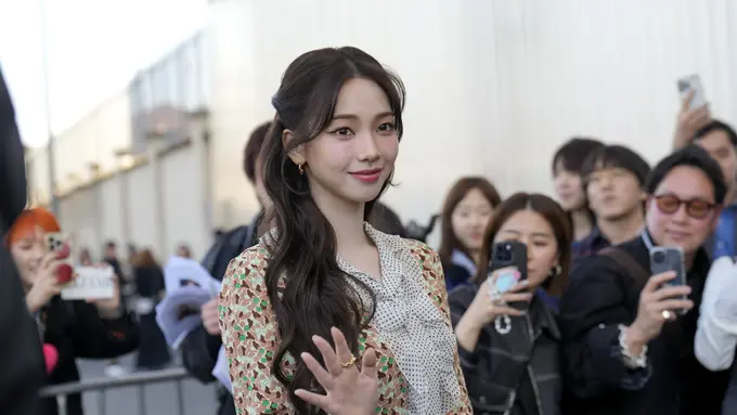 Gaya Santun Karina aespa Berbalut Gaun Prada, Dugaan Body Makeup Kembali Mencuat