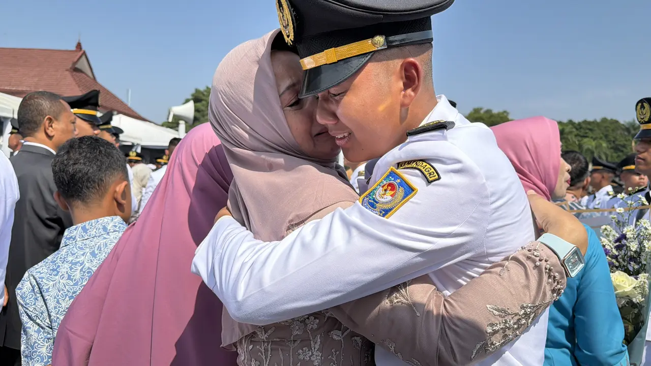 Haru Pelantikan Pamong Praja Muda, Menangis di Pelukan Orang Tua