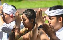 FOTO: Khidmatnya Upacara Hari Raya Galungan di Pura Amertha Sari Jakarta