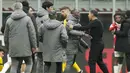 Pelatih AC Milan, Sergio Conceicao bersitegang dengan kapten Davide Calabria (ketiga kiri) setelah laga lanjutan Liga Italia 2024/2025 melawan Parma di San Siro, Milan, Italia, Senin (27/01/2025) dini hari WIB. (AP Photo/Luca Bruno)