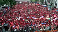 Demonstran kaos merah di Thailand (thairedshirts.org)