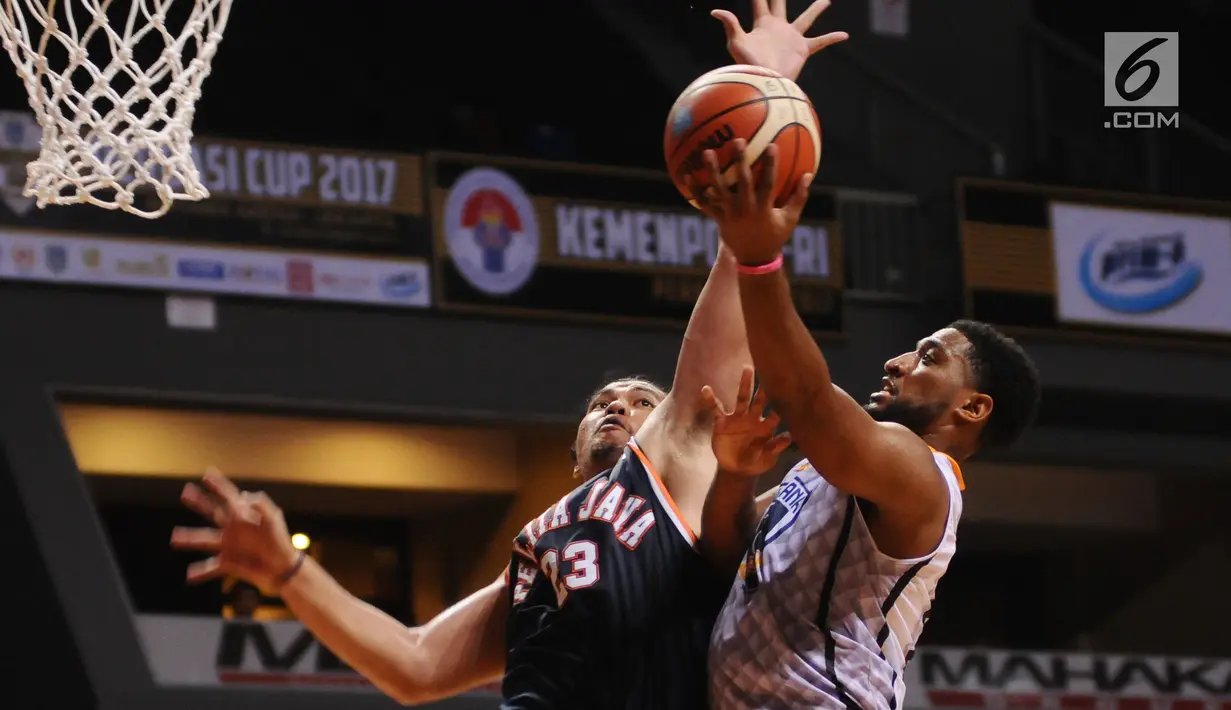 Pemain Pelita Jaya, Valentino Wuwungan (kiri) menahan pergerakan pebasket Satya Wacana Salatiga, Madarious Jaquil Gibbs pada laga Perbasi Cup 2017 di Britama Arena, Jakarta, Senin (6/11). Pelita Jaya unggul 92-46. (Liputan6.com/Helmi Fithriansyah)