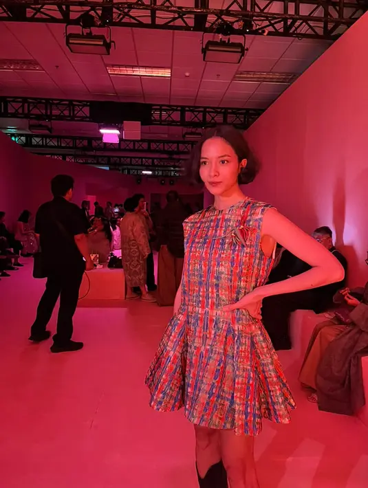 Putri Marino tampil kian playful dengan mini dress dengan permainan motif yang atraktif. Dipadukan dengan high legs boots yang memberikan kesan modern dan dinamis.  / Foto dok: Fimela.com.