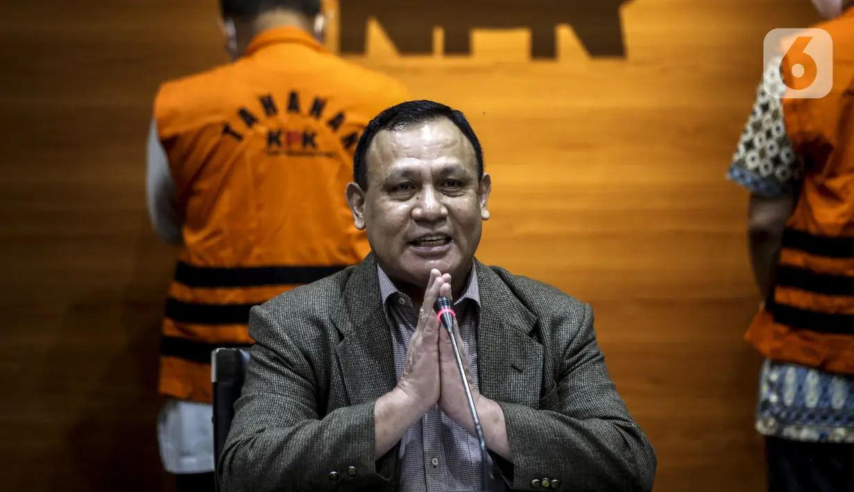 Ketua KPK Firli Bahuri saat memberikan keterangan pers terkait OTT Wali Kota Cimahi Ajay Muhammad Priatna di Gedung KPK, Jakarta, Sabtu (28/11/2020). KPK menetapkan Ajay sebagai tersangka penerima suap dalam kasus suap perizinan pengembangan RS Kasih Bunda Cimahi. (Liputan6.com/Johan Tallo)