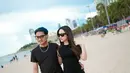 Menikmati momen liburan santai bersama ke pantai, memang menjadi salah satu pilihan keduanya dalam menikmati waktu bersama. Pasangan baru yang belum lama menikah ini memang kerap menuai perhatian dengan tingkah romantis keduanya yang menuai banyak pujian. (Liputan6.com/IG/@happy_asmara77)