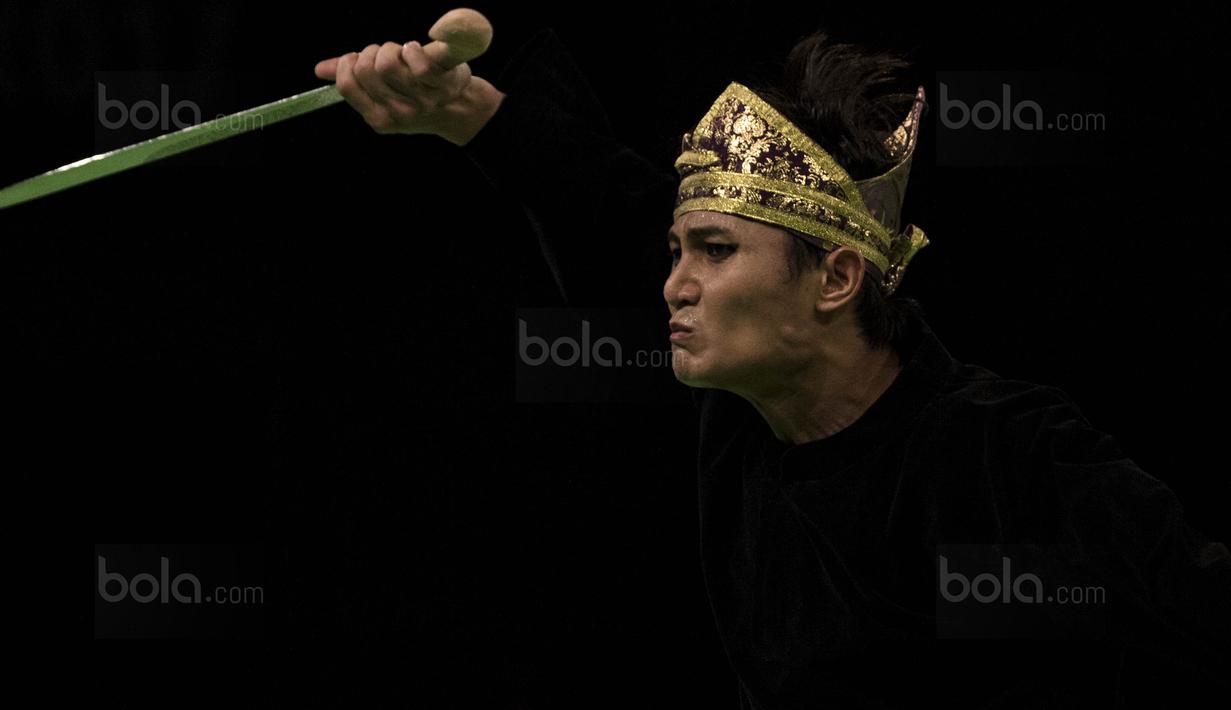 Atlet pencak silat Indonesia, Sugianto, tampil pada kelas seni artistik tunggal di Stadium Juara, Kuala Lumpur, Senin (28/8/2017). Sugianto berhasil meraih perak dengan nilai 462. (Bola.com/Vitalis Yogi Trisna)