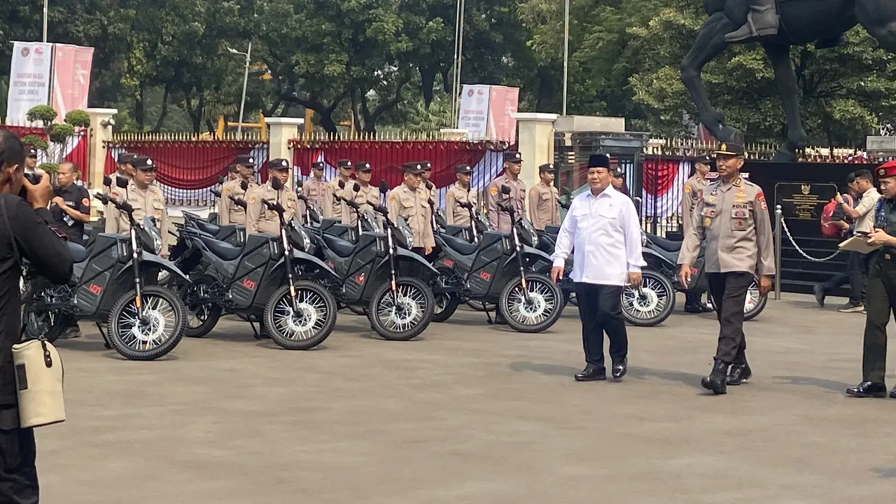 Menhan Prabowo Subianto menyerahkan 100 unit motor trail berbahan bakar listrik, kepada TNI AD, TNI AL, TNI AU, dan Polri,