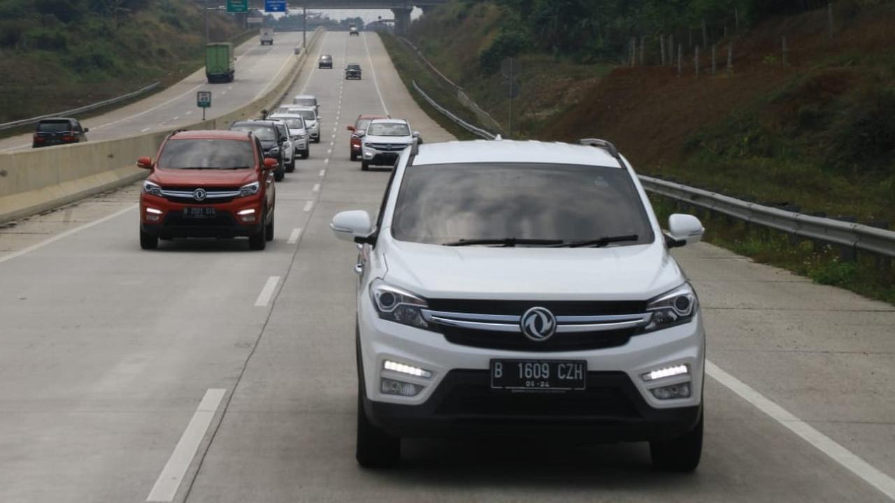 DFSK Glory 560 di jalan bebas hambatan, Sukabumi, Jawa Barat