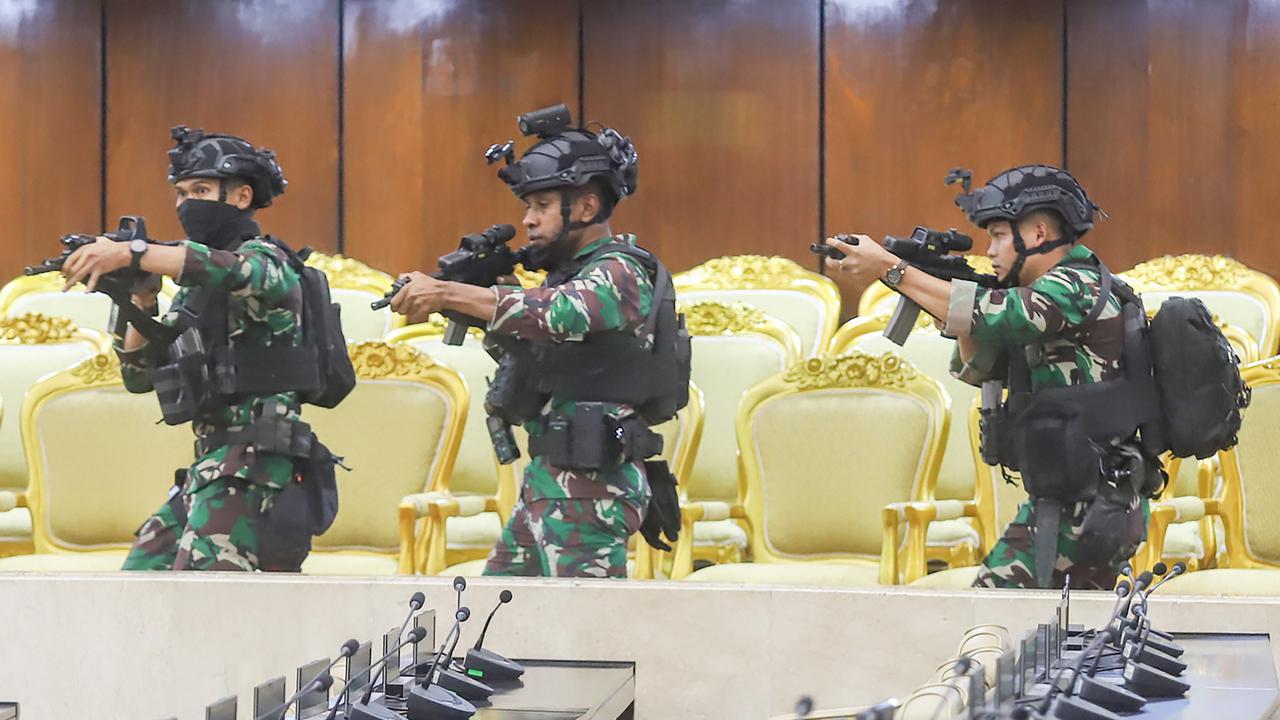 Barisan prajurit TNI amankan Gedung DPR jelang pelantikan Prabowo