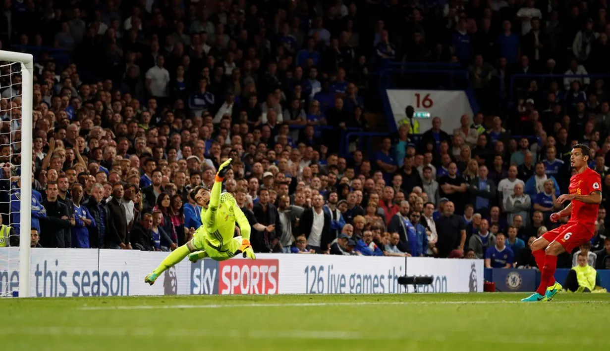 Pemain Liverpool, Dejan Lovren, mencetak gol pertama ke gawang Chelsea pada laga Premier League di Stamford Bridge, London, Sabtu (17/9/2016) dini hari WIB. (Action Images via Reuters/John Sibley)