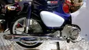 Desain mesin dan knalpot yang memanjang pada sepeda motor Honda Super Cub C125 saat dipamerkan di Gaikindo Indonesia International Auto Show (GIIAS) 2018 di ICE BSD, Tangsel, Jumat (3/8). (Liputan6.com/Fery Pradolo)