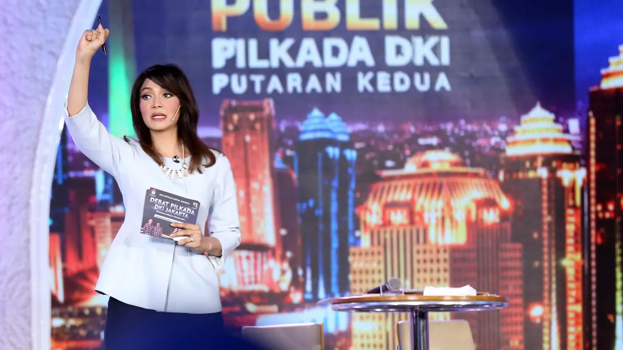 Ira Koesno kembali menjadi moderator Debat Pilkada DKI 2017 yang berlangsung pada 12 April 2017. (Nurwahyunan/Bintang.com) 